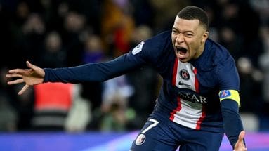 découvrez comment kylian mbappé a éclatément conduit son équipe à la victoire, entraînant l'élimination du club de manchester city dans un match époustouflant. un affrontement qui va marquer les esprits !