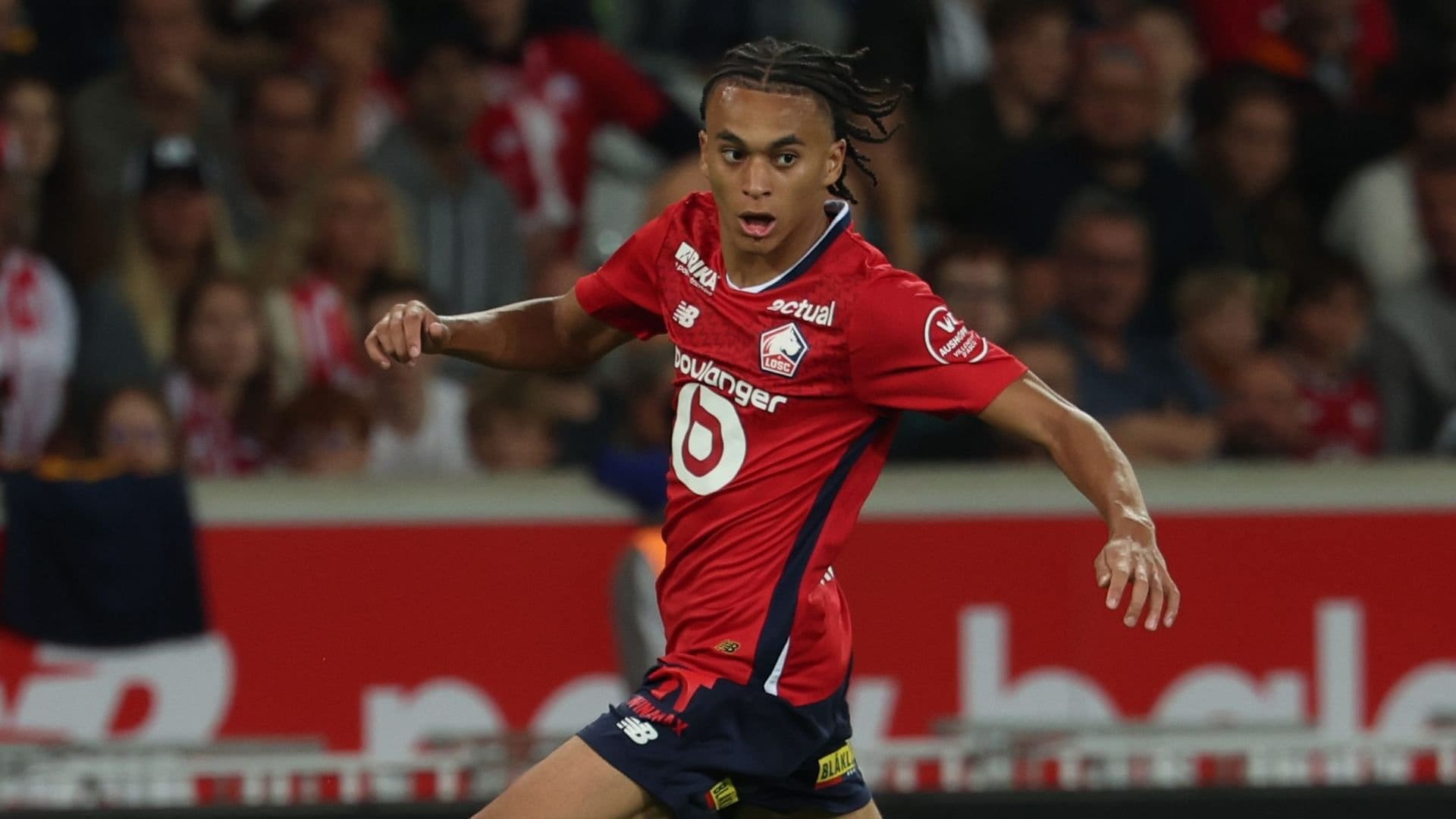 revivez le moment où kylian mbappé célèbre avec émotion l’égalisation de son frère ethan lors d’un match mémorable. un instant fort en famille et en football !