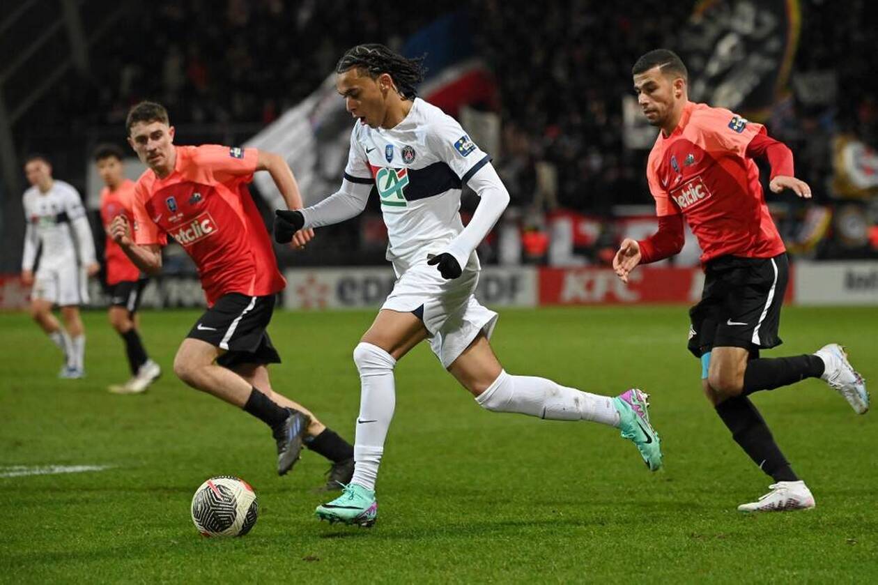 kylian mbappé célèbre avec passion l'égalisation de son frère ethan lors d'un match mémorable, soulignant la complicité et l'émotion partagées sur le terrain.