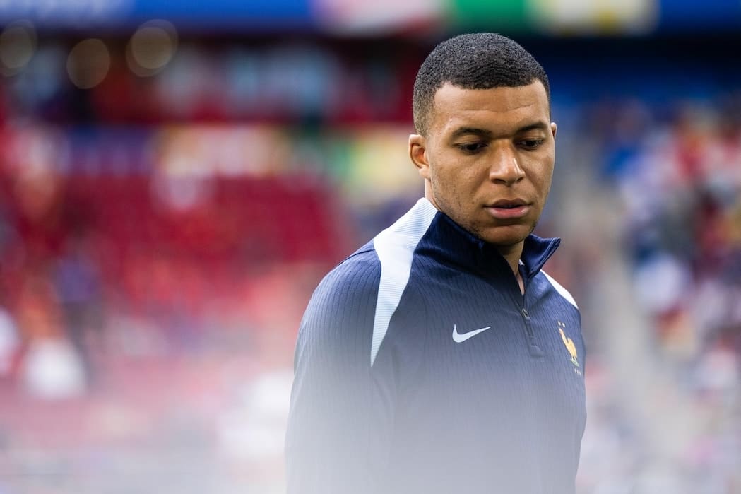 découvrez comment kylian mbappé a impressionné dani carvajal lors de leur affrontement, grâce à sa vitesse, son talent et ses prouesses sur le terrain. analyse et réaction du défenseur espagnol face à l’attaquant français.