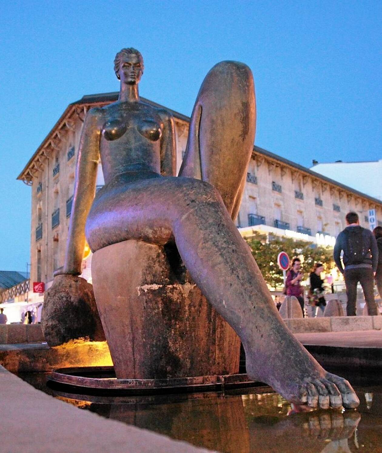 découvrez l'histoire et la signification de la statue moué henry, une œuvre emblématique qui rend hommage à henry moué. informations, détails artistiques et contexte culturel à explorer.