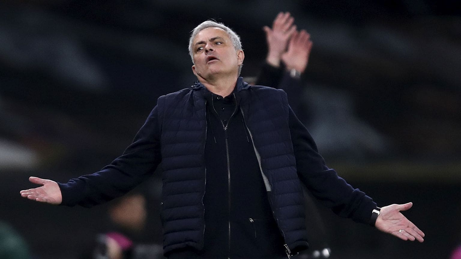 découvrez l'impact de josé mourinho sur le monde du football, sa philosophie de jeu singulière, ses succès retentissants et son approche tactique qui a révolutionné le sport. plongez dans la carrière fascinante de cet entraîneur légendaire.