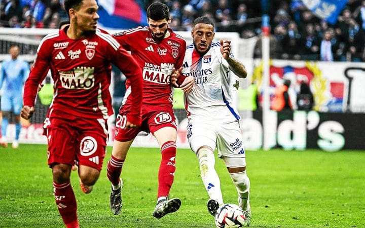 découvrez comment lyon a triomphé face à brest dans un match palpitant, tandis que fonseca se voit sanctionné. analyse des performances, enjeux du match et réactions des entraîneurs.