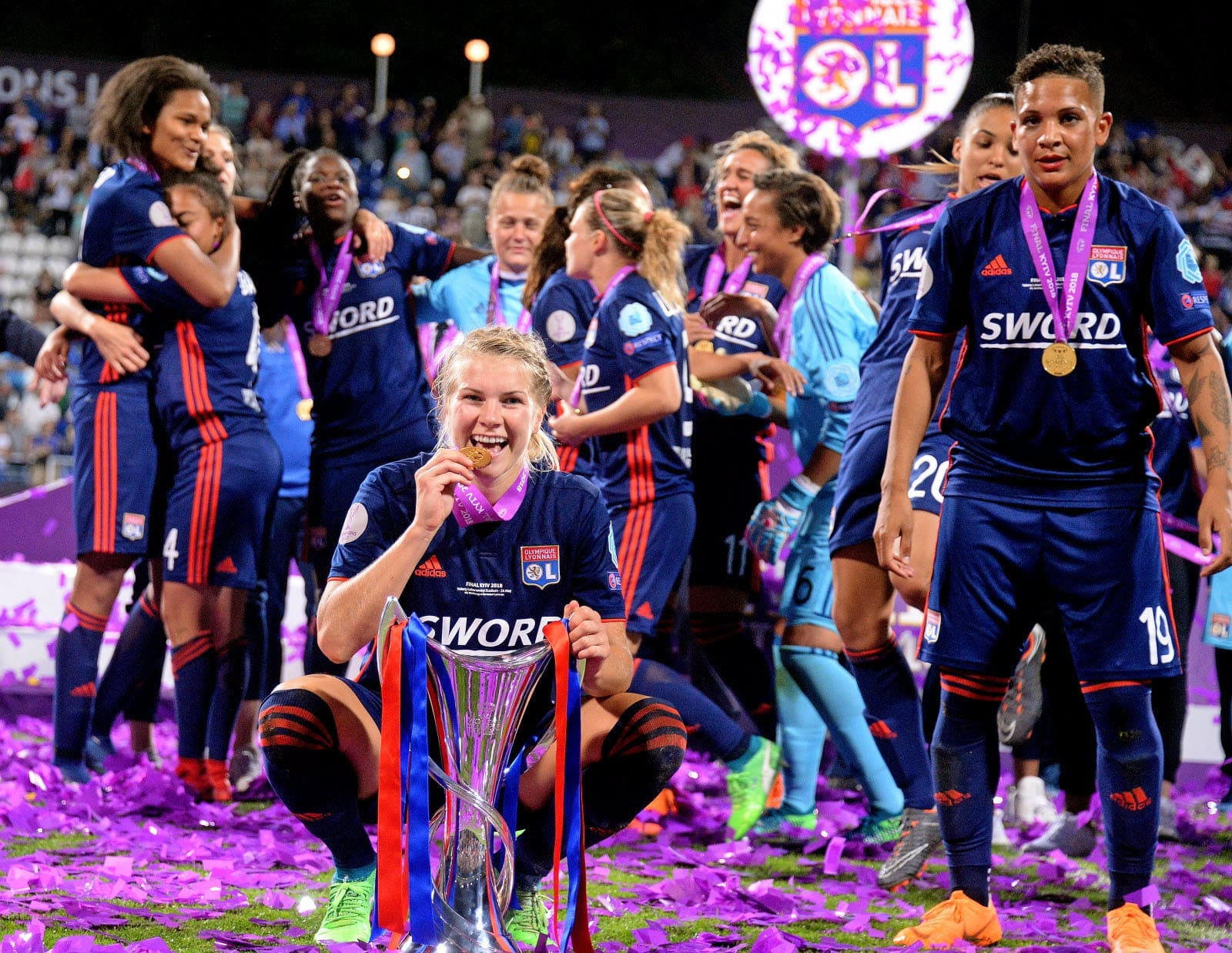 revivez le match ol lyonnes vs wolfsburg avec hegerberg qui marque un doublé, propulsant l'ol en tête du classement.