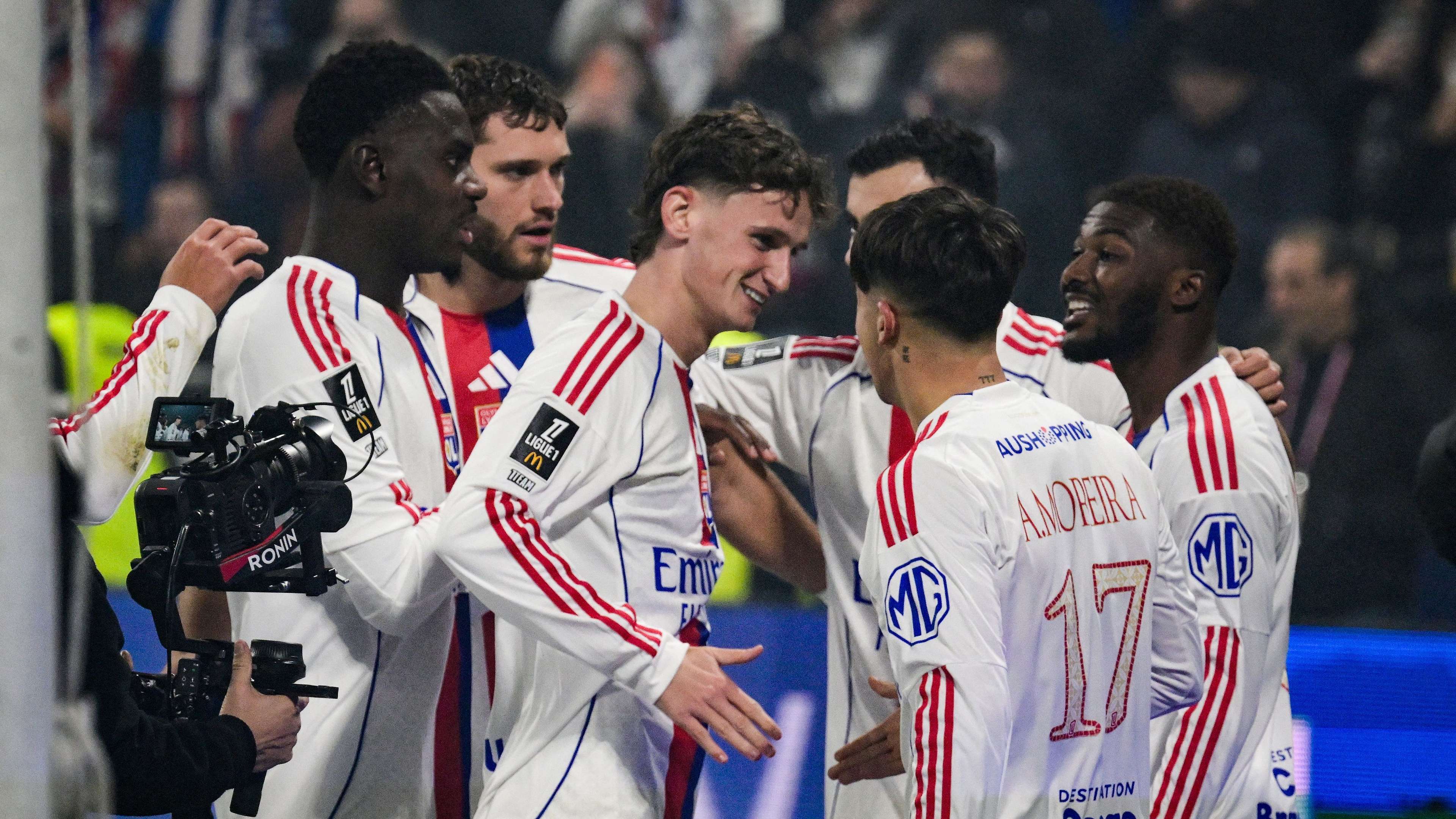 revivez le match ol vs nantes où les gones parviennent enfin à percer la défense adverse et marquent un but crucial.