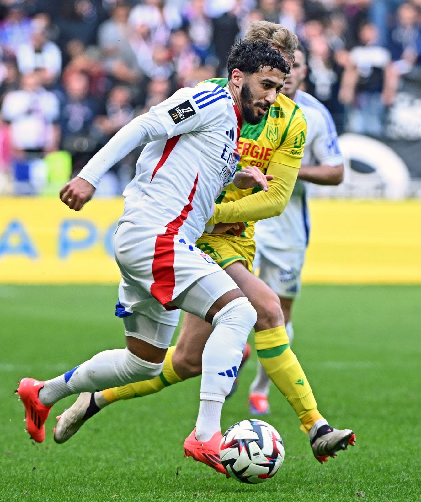 revivez le match intense entre ol et nantes où les gones réussissent à percer la défense adverse et prendre l'avantage.