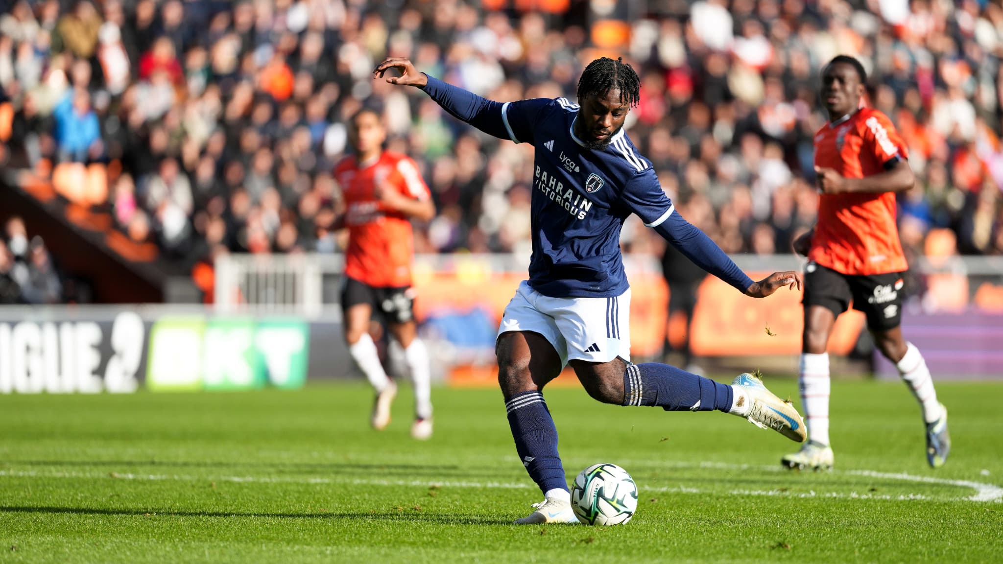 paris fc s'impose face à lorient et entre dans le top 10 du classement, une performance remarquable qui relance la course aux places européennes.