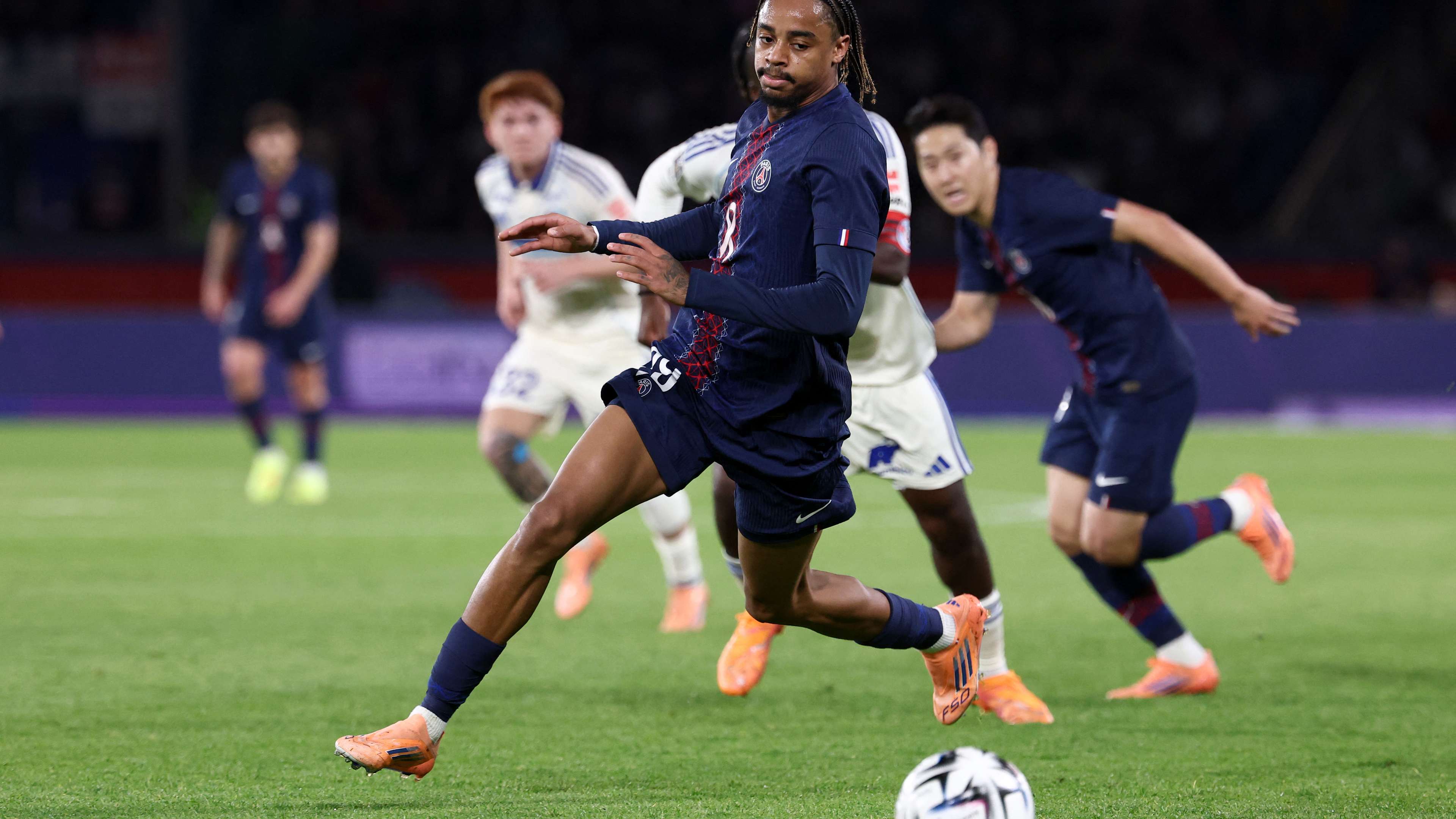 revivez le match intense entre le psg et strasbourg qui s'est conclu sur un score spectaculaire de 3-3. analyse, buts et moments forts de cette rencontre de ligue 1 pleine de rebondissements !