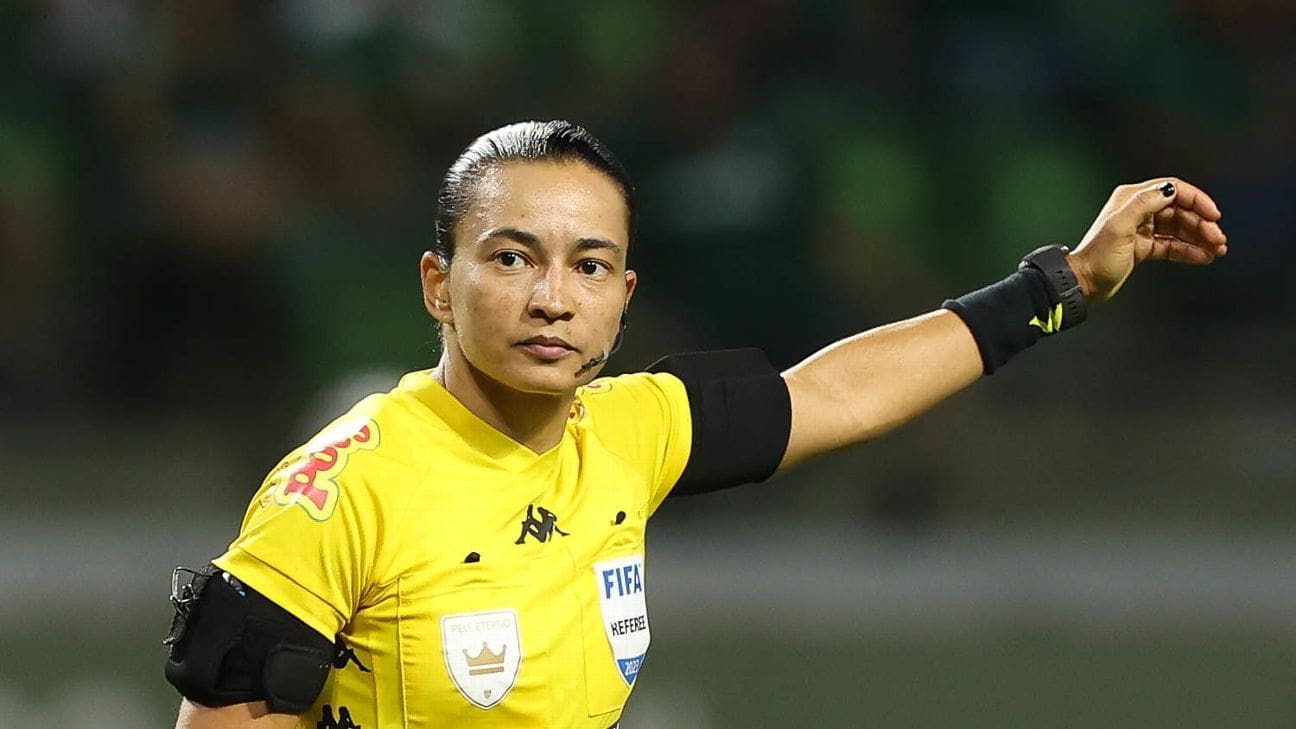 L&rsquo;arbitrage de Santos x Corinthians rapporte des pantoufles jetées sur la pelouse de Vila Belmiro