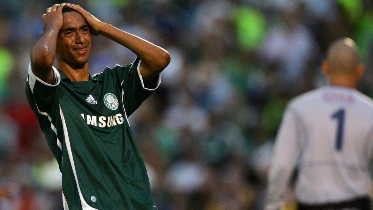 L&rsquo;ex-Palmeiras se dit « désespéré » après avoir failli perdre la vue, parle du « pire moment de sa vie » et annonce la fin de sa carrière