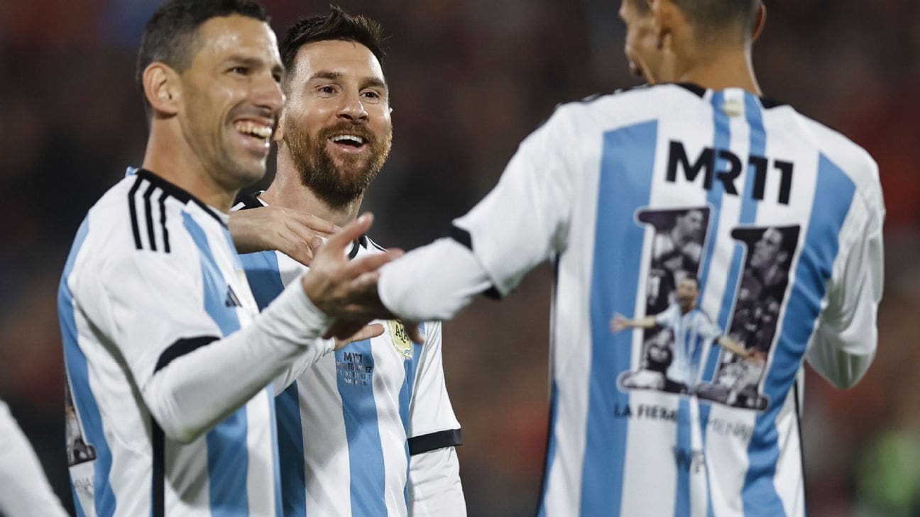 Messi fait un triplé de grands buts et vole la vedette dans un match d&rsquo;adieu avec une chemise Maradona, des légendes et même une pause bière