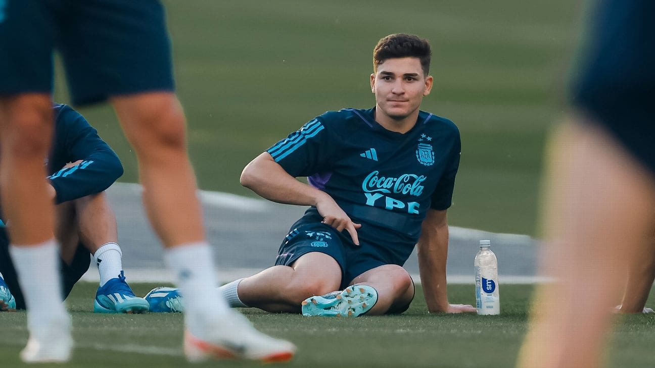 L&rsquo;ancien entraîneur dit que Julián Álvarez est la « réincarnation » de Di Stéfano et déclare : « Il éclipse Haaland »