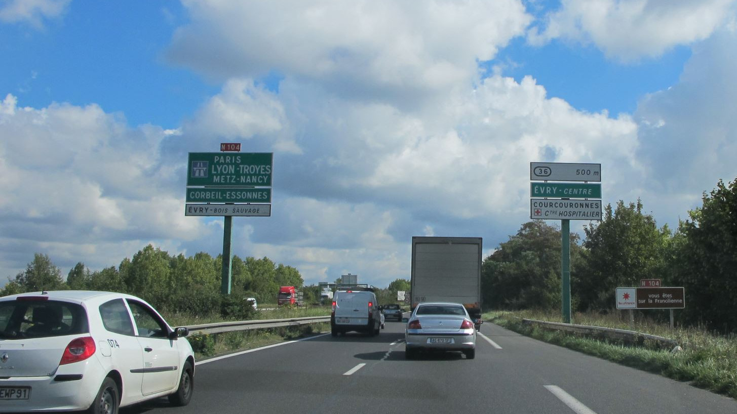 Voie rapide de la Francilienne en Île-de-France avec circulation et panneaux de direction
