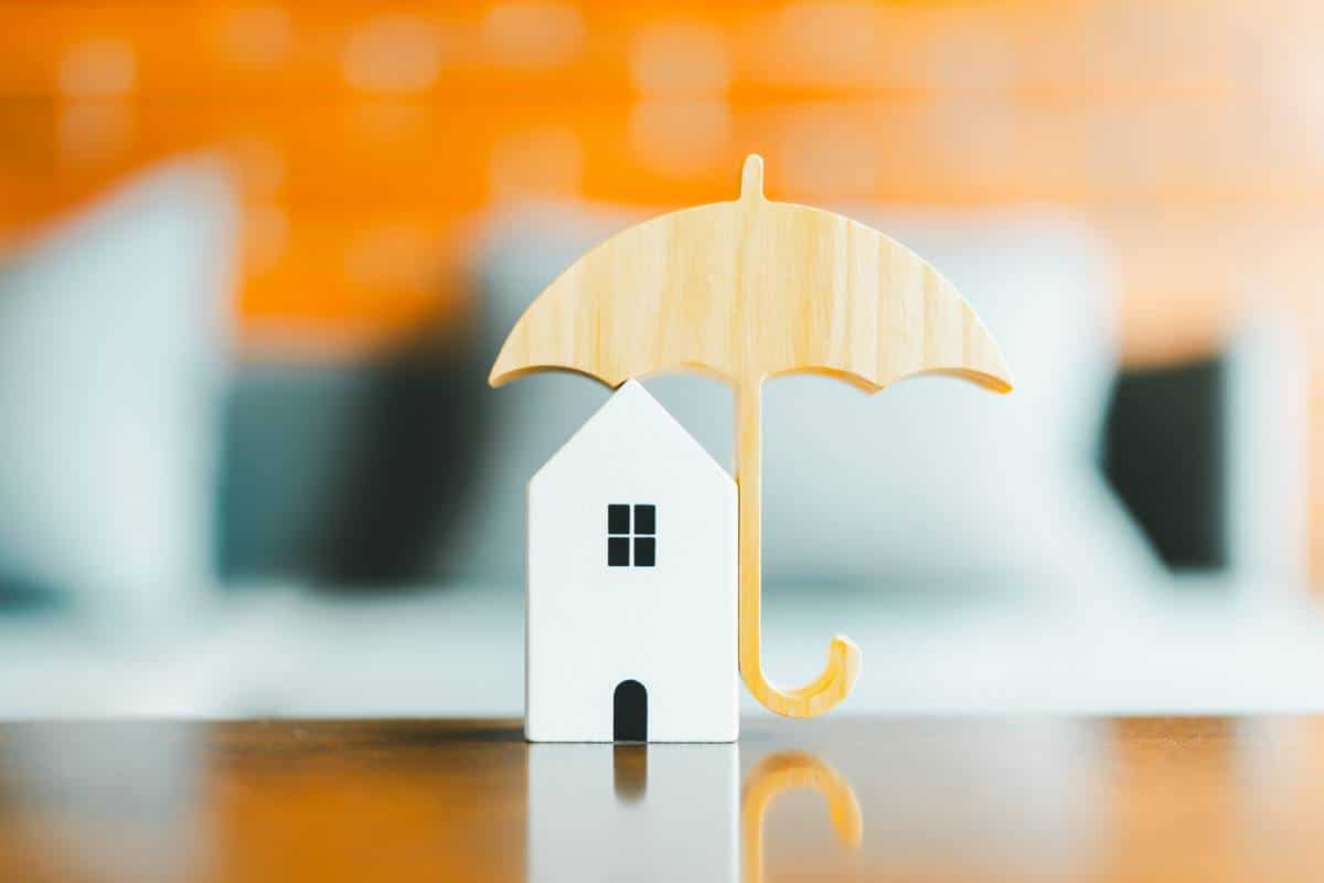 Documents d'assurance prêt immobilier posés sur un bureau avant signature