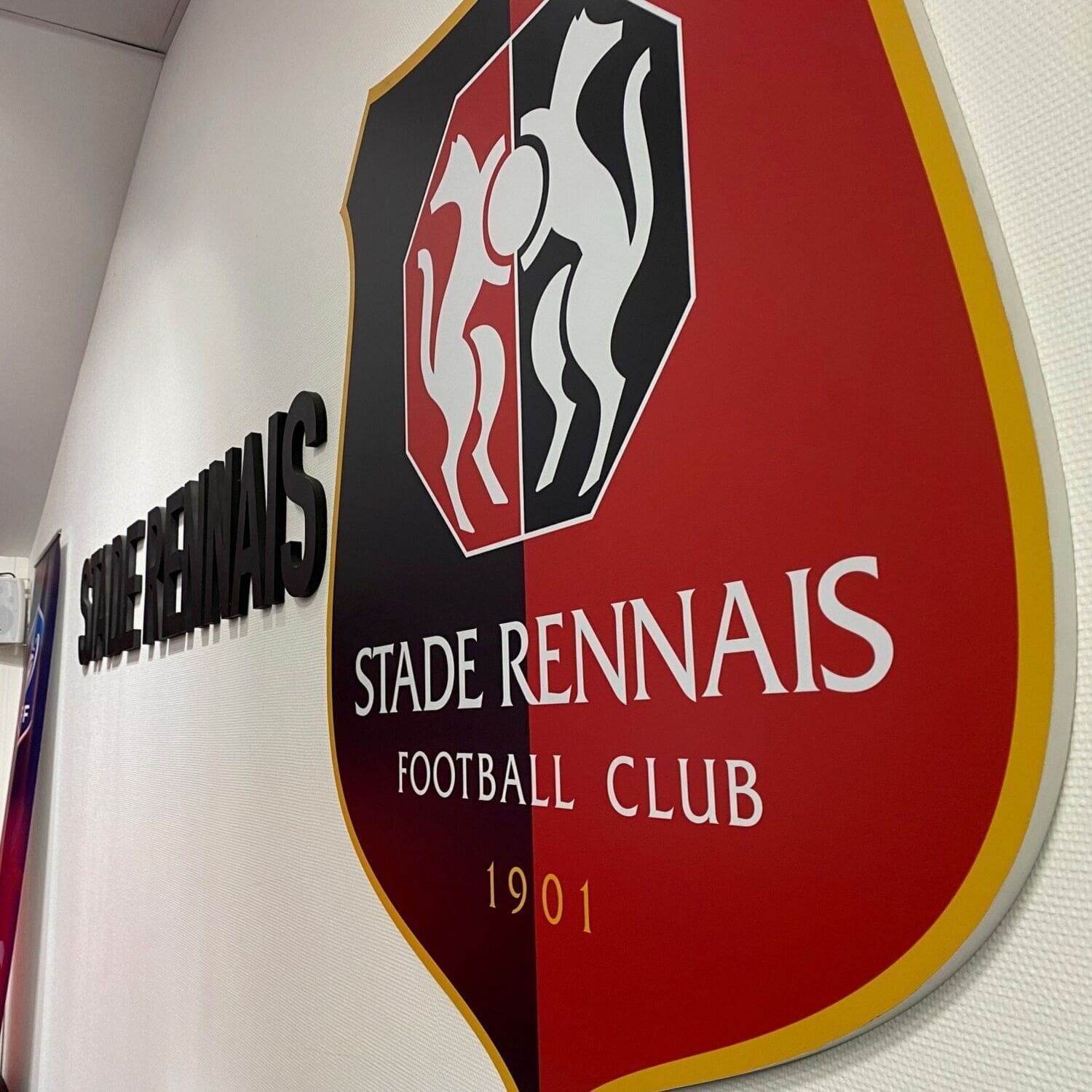 rennes s'impose face à monaco malgré la performance remarquable de pogba, dans un match riche en émotions et en rebondissements.