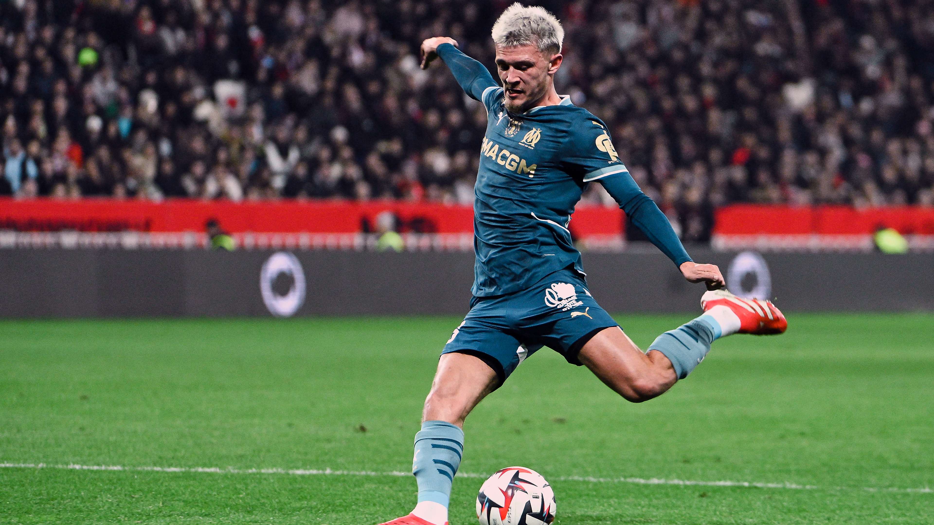 rennes s'impose face à l'om et merlin ouvre un nouveau chapitre. découvrez l'analyse du match, les réactions et les perspectives après cette victoire déterminante.