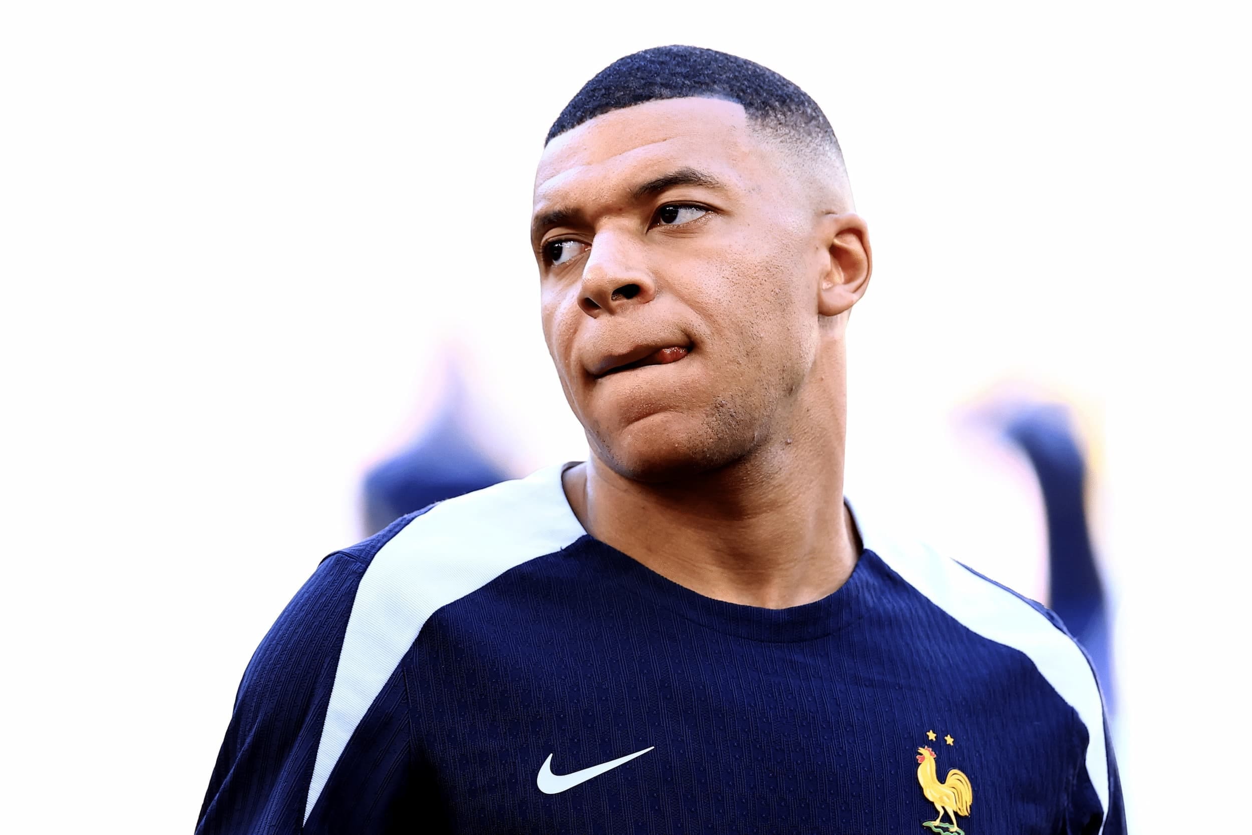riolo prend la défense de mbappé et son tacle à orelsan, analysant les enjeux et réactions autour de cet événement.