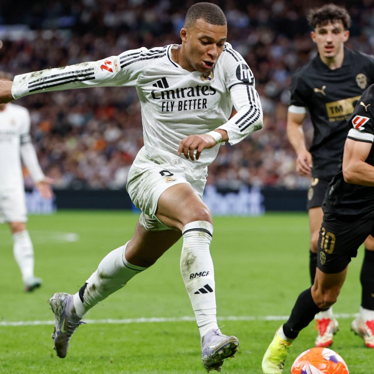découvrez pourquoi riolo soutient mbappé et justifie son tacle à orelsan dans un débat passionné entre sport et musique.