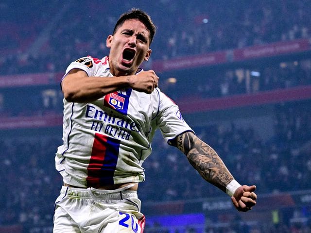 découvrez le résumé du match roma 0-1 lille avec özer en héros du soir, offrant la victoire aux lillois grâce à sa performance exceptionnelle sur le terrain.