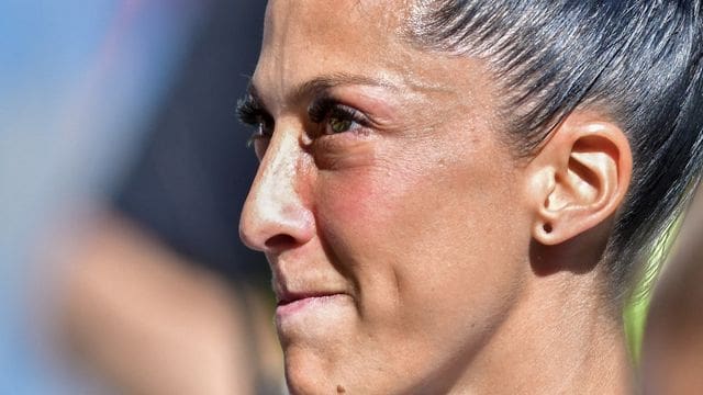 découvrez les détails sur jenni hermoso qui aurait accepté un baiser de rubiales, suscitant de nombreuses réactions et discussions.