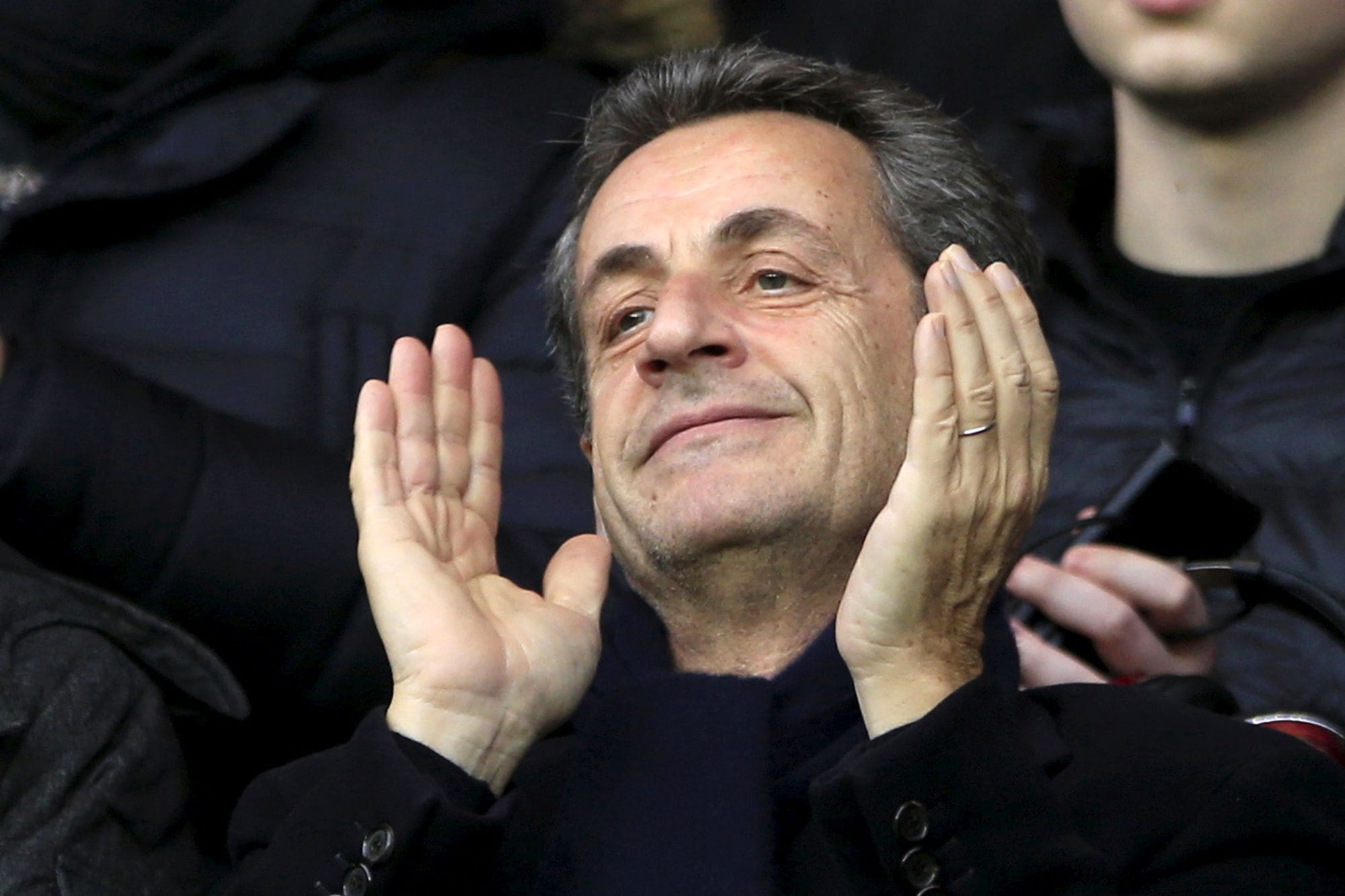 découvrez comment nicolas sarkozy a assisté au match psg-auxerre après avoir été condamné, suscitant l'intérêt et les réactions du public et des médias.