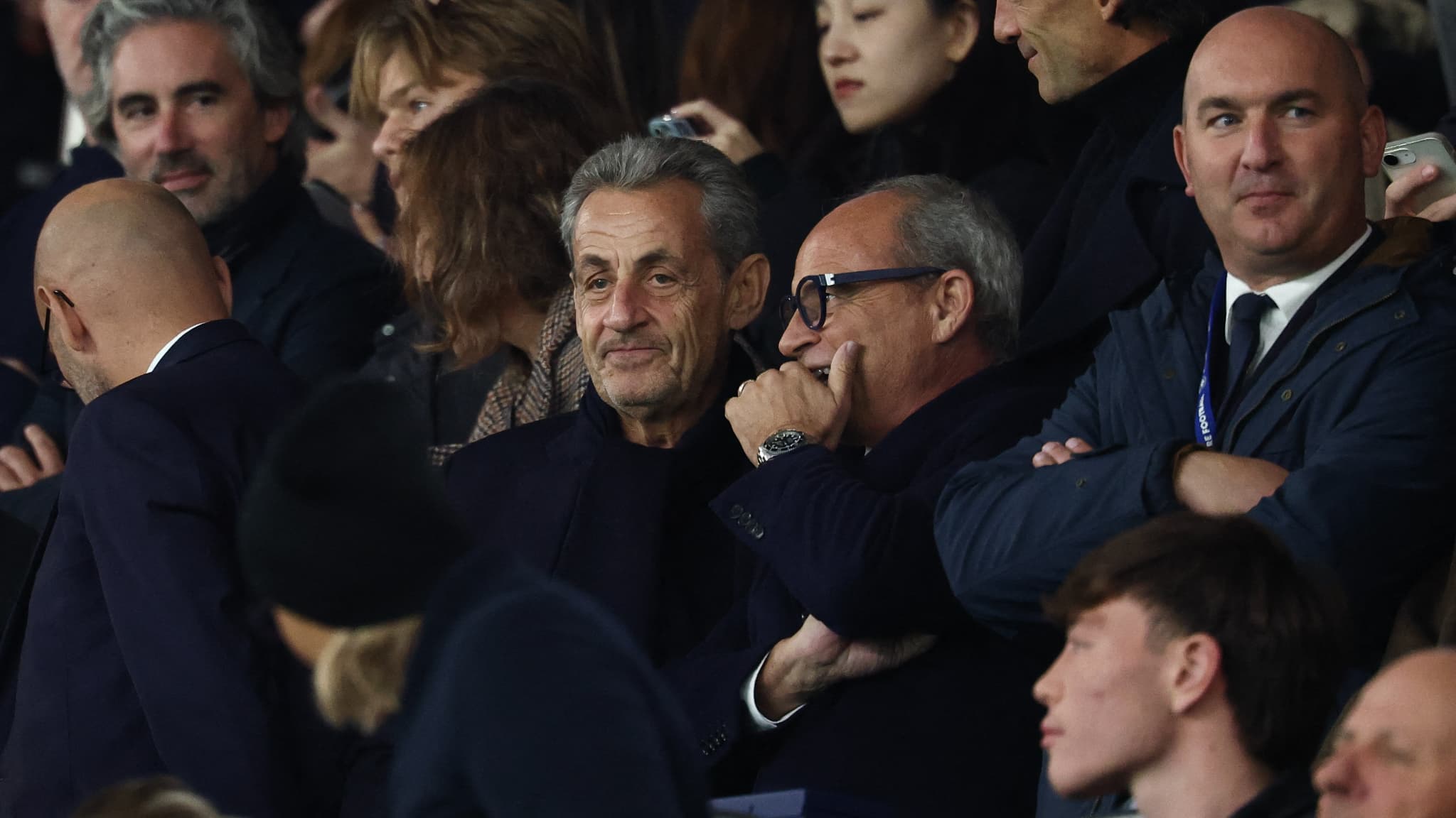 Nicolas Sarkozy assiste au match PSG-Auxerre dans les tribunes du Parc, quelques jours après sa condamnation à cinq ans de prison