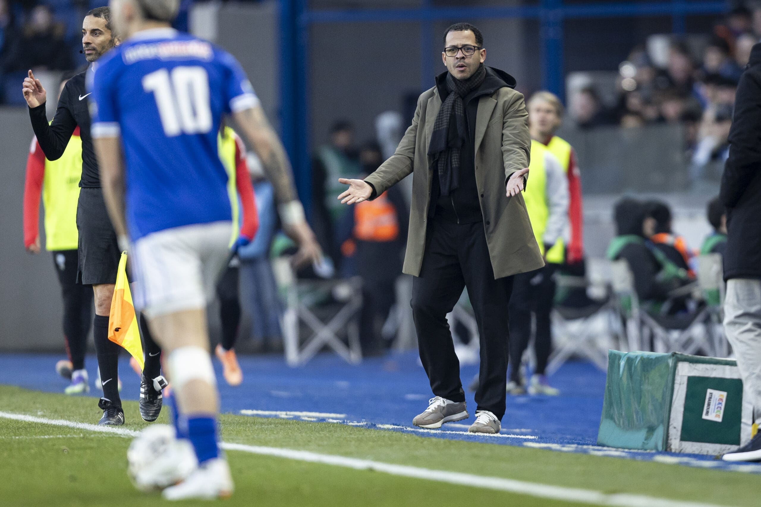 suivez le match en direct avec strasbourg dominant lille à la mi-temps, un duel intense entre deux équipes de haut niveau.