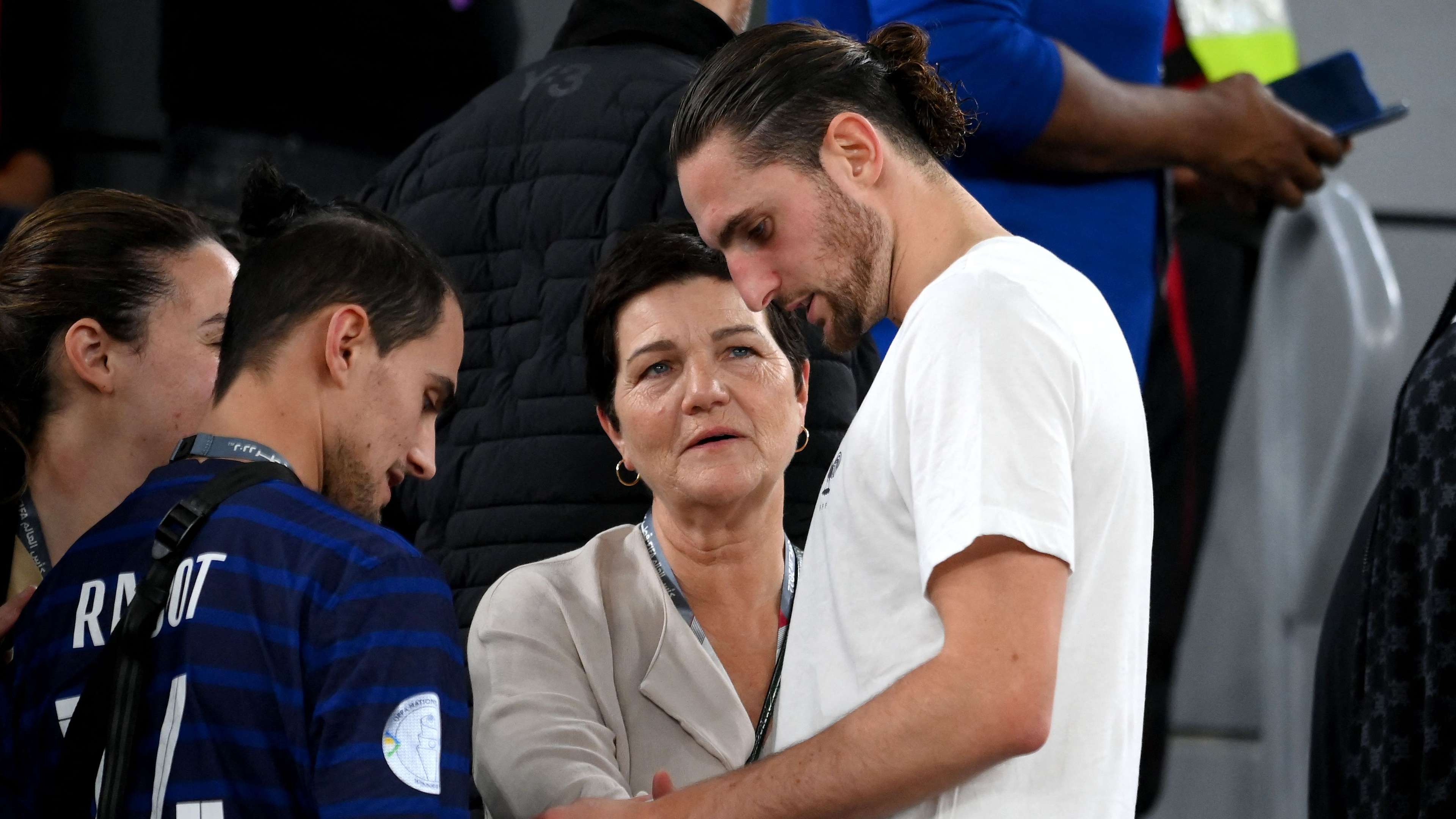 découvrez la relation entre les supporters et adrien rabiot, son influence sur l’équipe et l’impact de l’ambiance du stade sur ses performances.