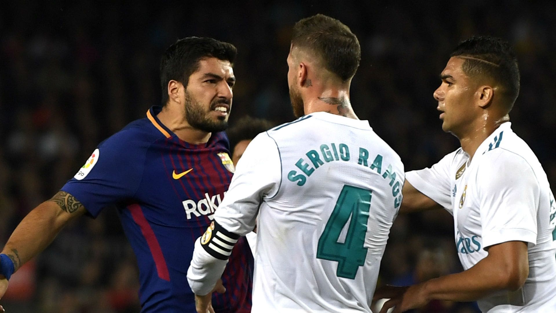 découvrez toute l’intensité des tensions lors du clásico entre le real madrid et le barça : rivalité historique, enjeux sportifs et moments forts au rendez-vous.