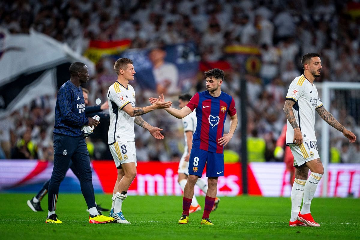 découvrez toute l’intensité et les tensions du clásico entre le real madrid et le fc barcelone : rivalité historique, enjeux, dernières actualités et analyses sur ce match mythique du football espagnol.