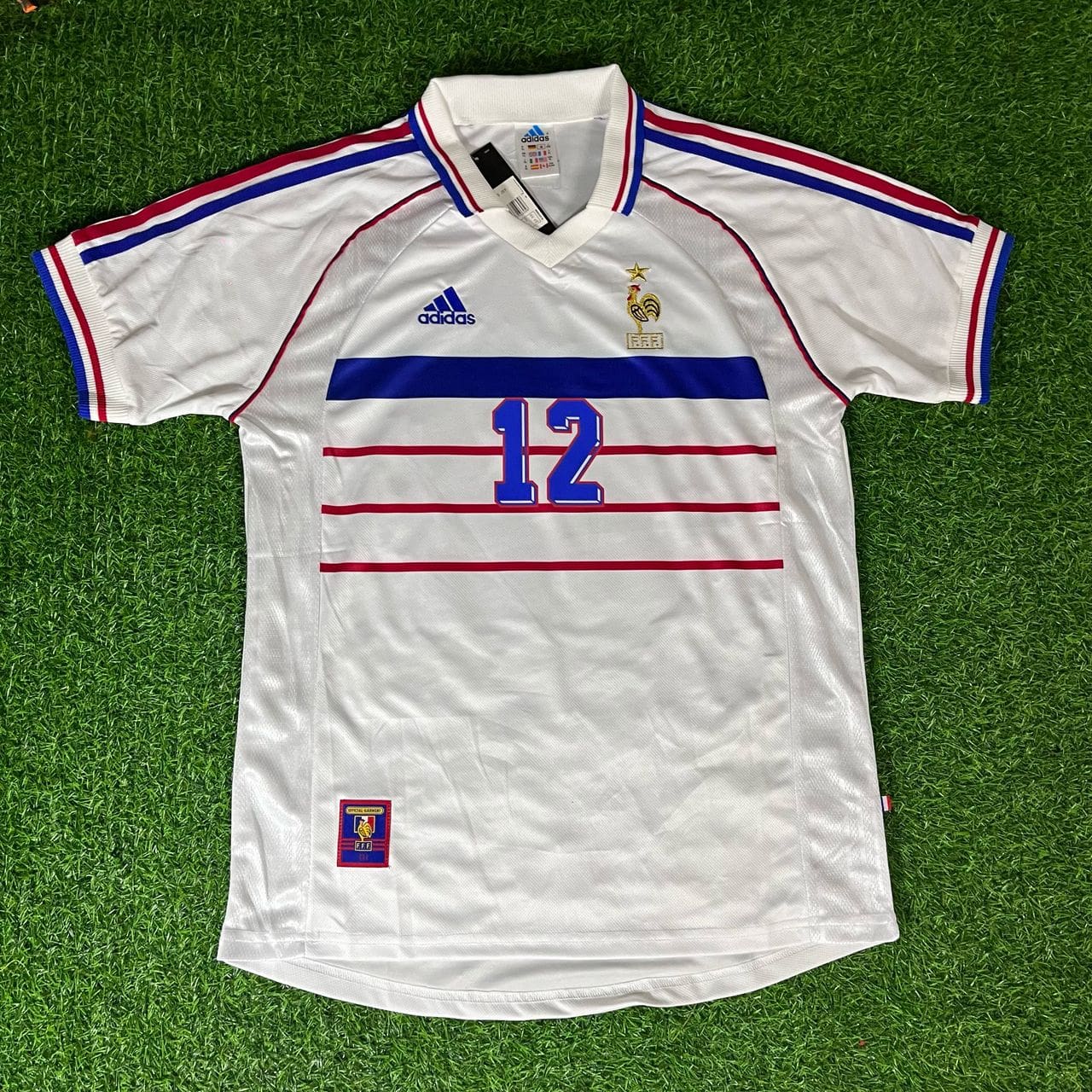 découvrez l'histoire fascinante de thierry henry et le légendaire maillot magique du real madrid, symbole d'exploits et de passion sur le terrain.