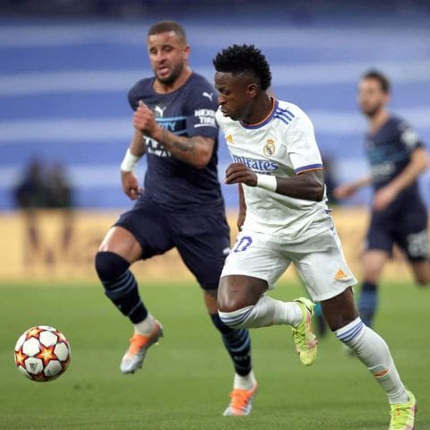 découvrez vinicius junior, l'étoile montante du football, dont le talent exceptionnel et la vitesse éblouissante captivent les amateurs de sport. plongez dans son parcours inspirant et ses performances phénoménales sur le terrain.
